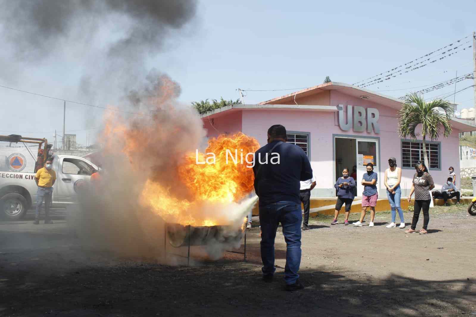 Ayuntamiento de Atoyac capacita a comerciantes en uso y manejo de extintores 1 img 20220311 wa00555867317869378065933