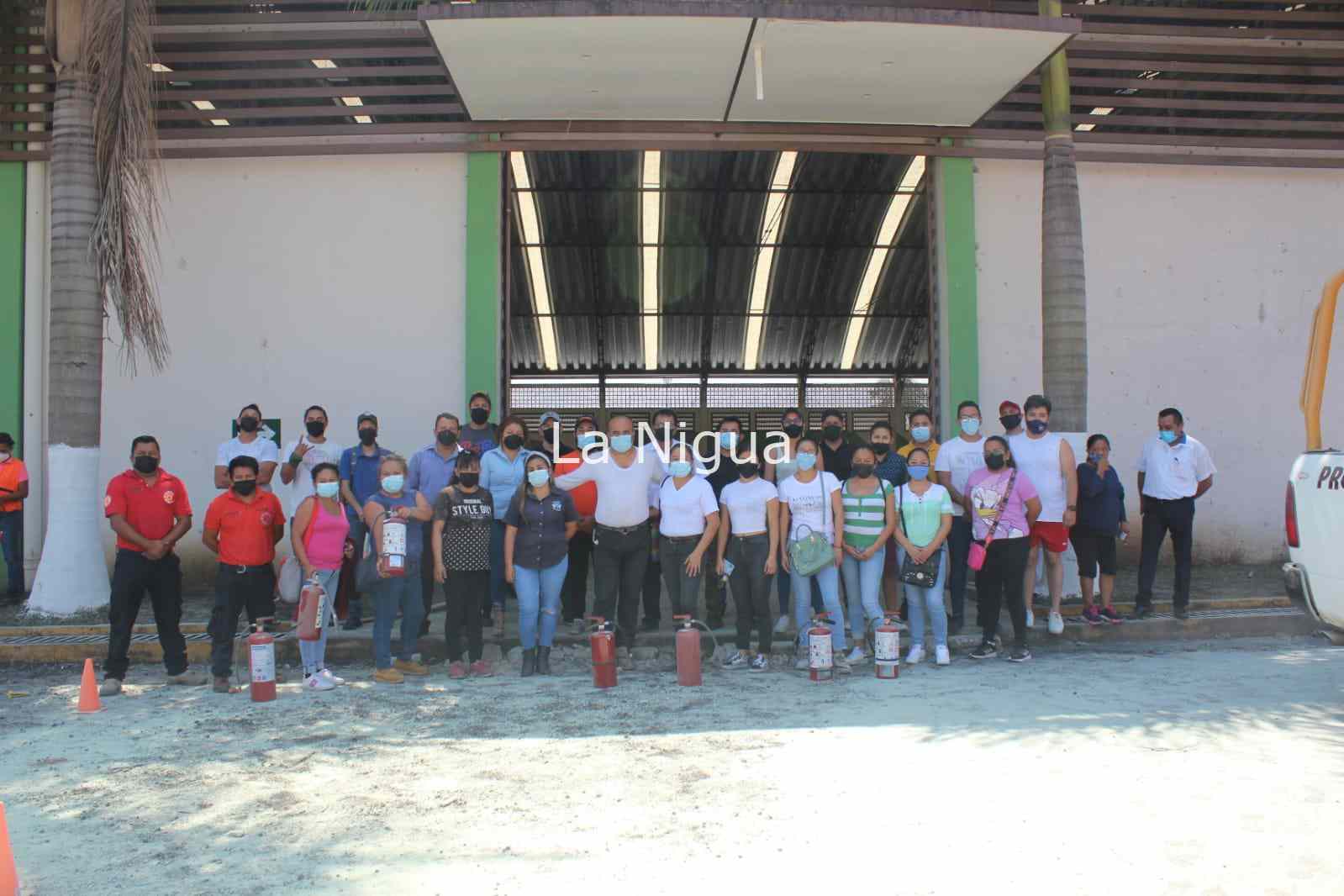 Ayuntamiento de Atoyac capacita a comerciantes en uso y manejo de extintores 2 img 20220311 wa00561166741546730262253