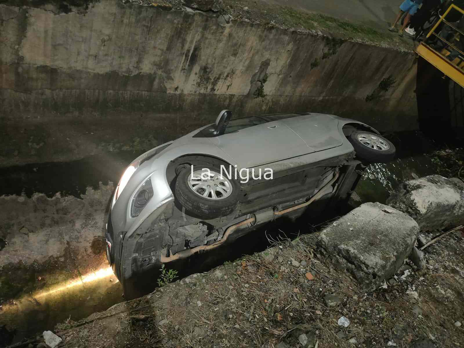 Se va a canal Virita con su auto. 5 img 20220314 wa00011677313350582311143