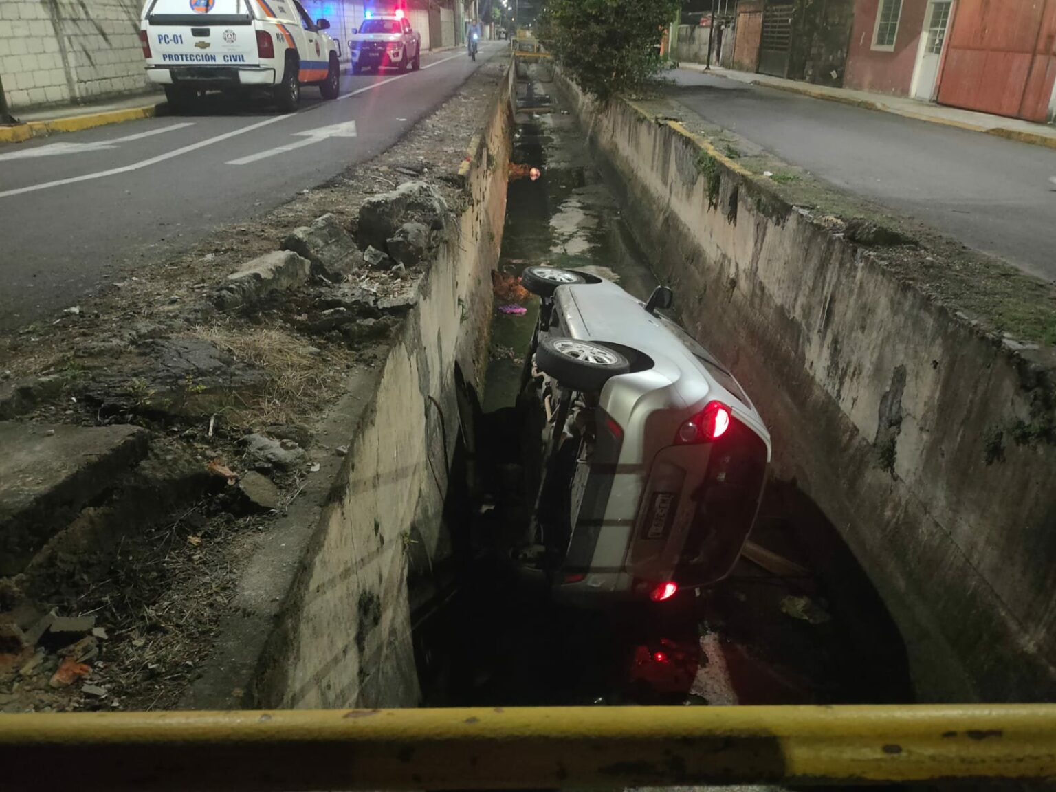 Se va a canal Virita con su auto.