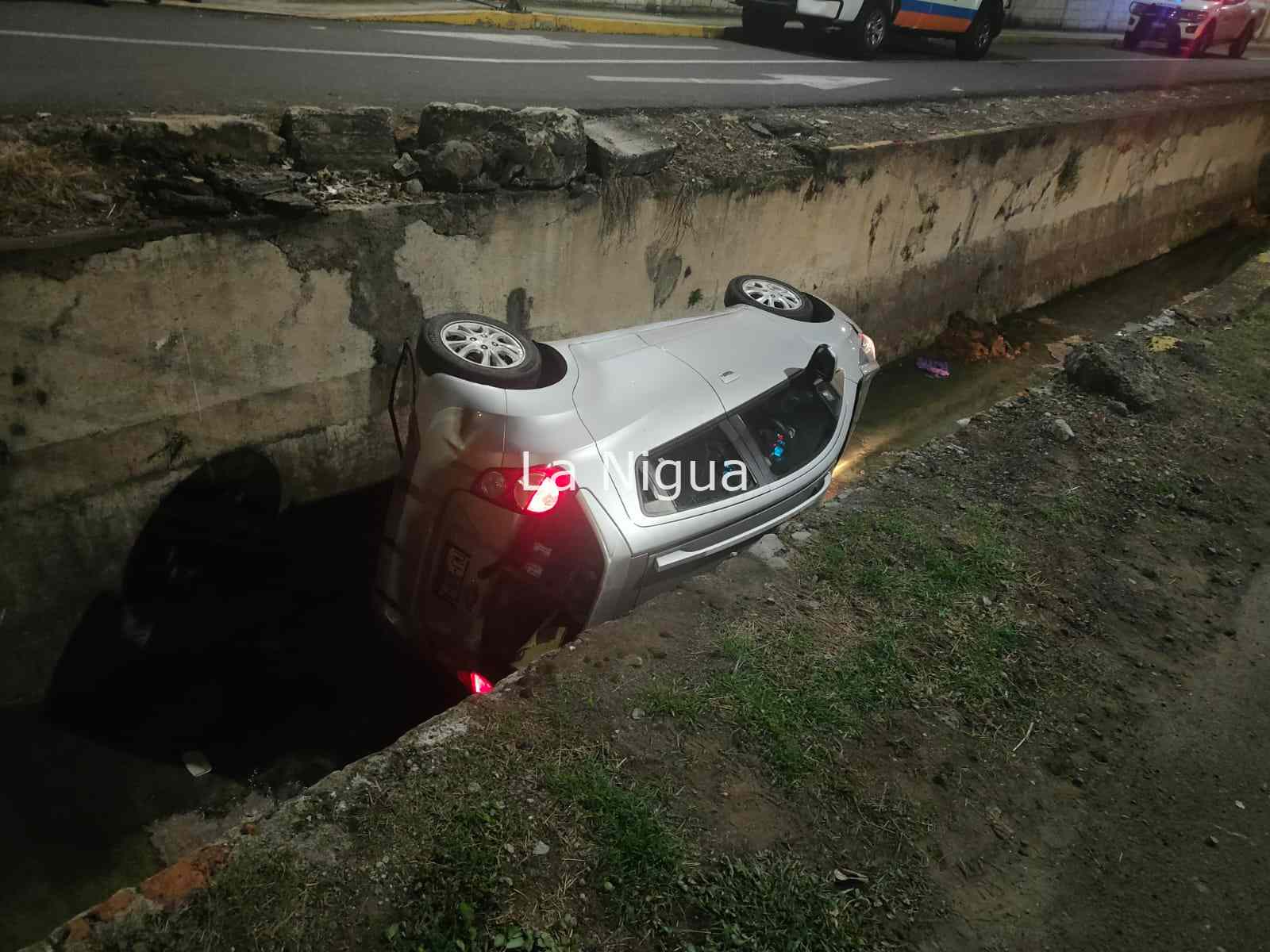 Se va a canal Virita con su auto. 1 img 20220314 wa00078651293791070517173