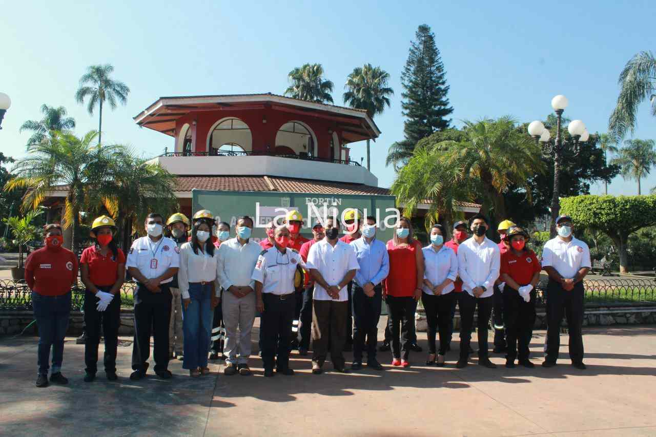 Con acto cívico autoridades municipales reconocen la labor del Cuerpos de Bomberos Fortín A.C. 4 img 20220314 wa00338077109794942166595