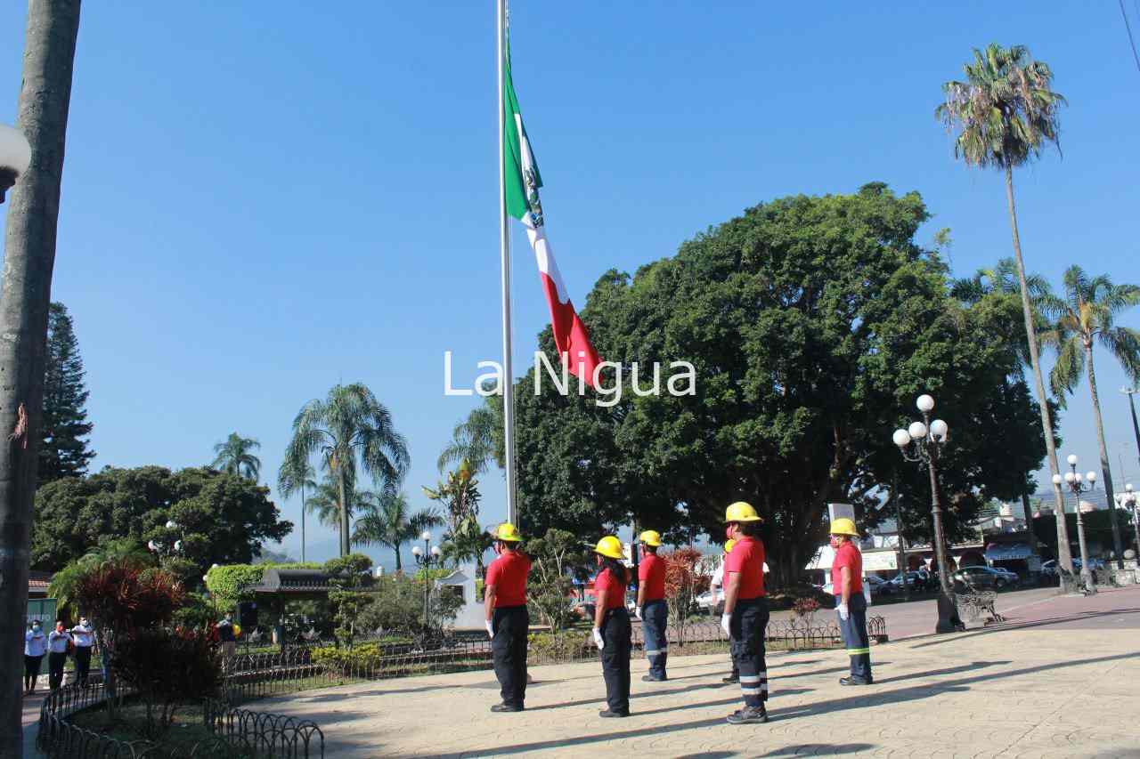 Con acto cívico autoridades municipales reconocen la labor del Cuerpos de Bomberos Fortín A.C. 3 img 20220314 wa00344567671080472850136