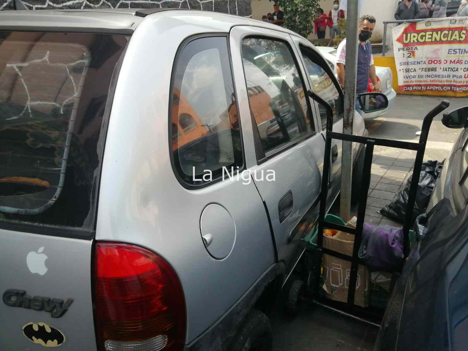 Chevy se sube a banqueta y atropella a clientes de puesto de jugos 4 img 20220315 wa00533132811429021193508