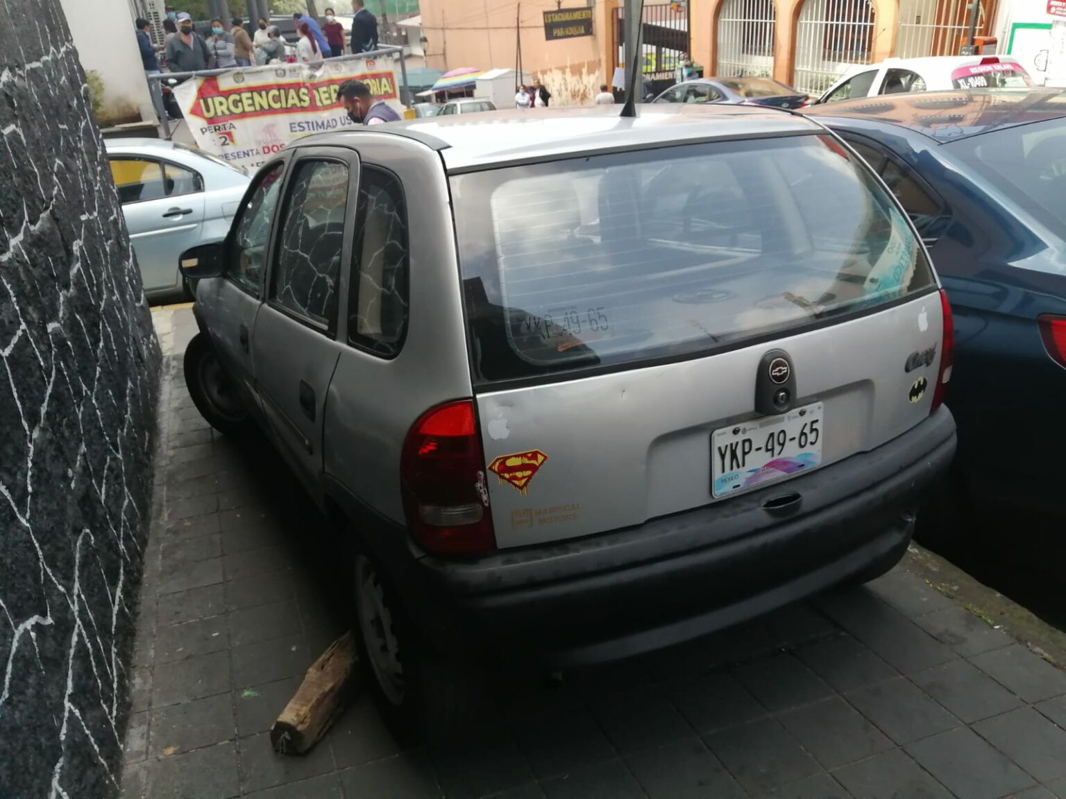 Chevy se sube a banqueta y atropella a clientes de puesto de jugos