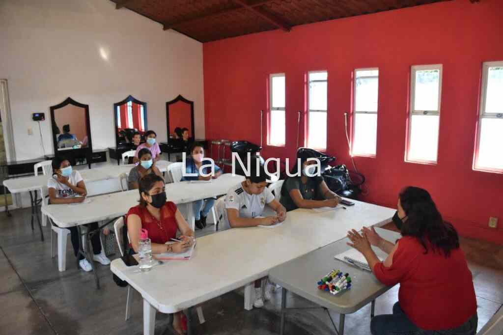 DIF inicia curso de peluquería y cuidado del cabello