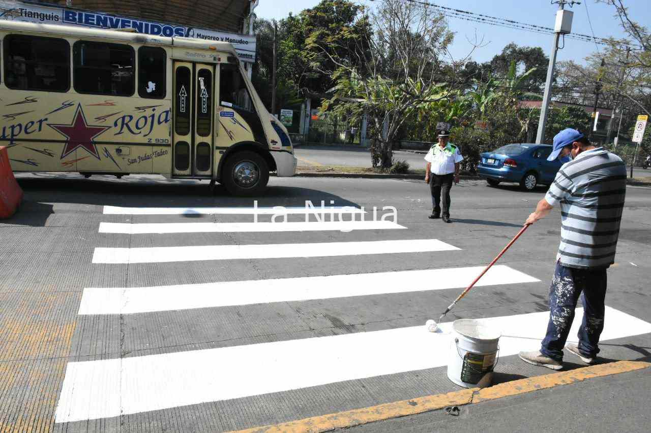 Señalizan pasos peatonales y parada de autobuses en zona de tianguis 1 img 20220315 wa00972594317602677841696