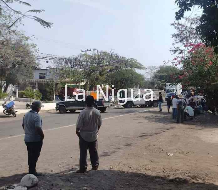 Bloquean carretera Conejos-Huatusco por falta de agua 6 img 20220318 wa00913166776257517957988