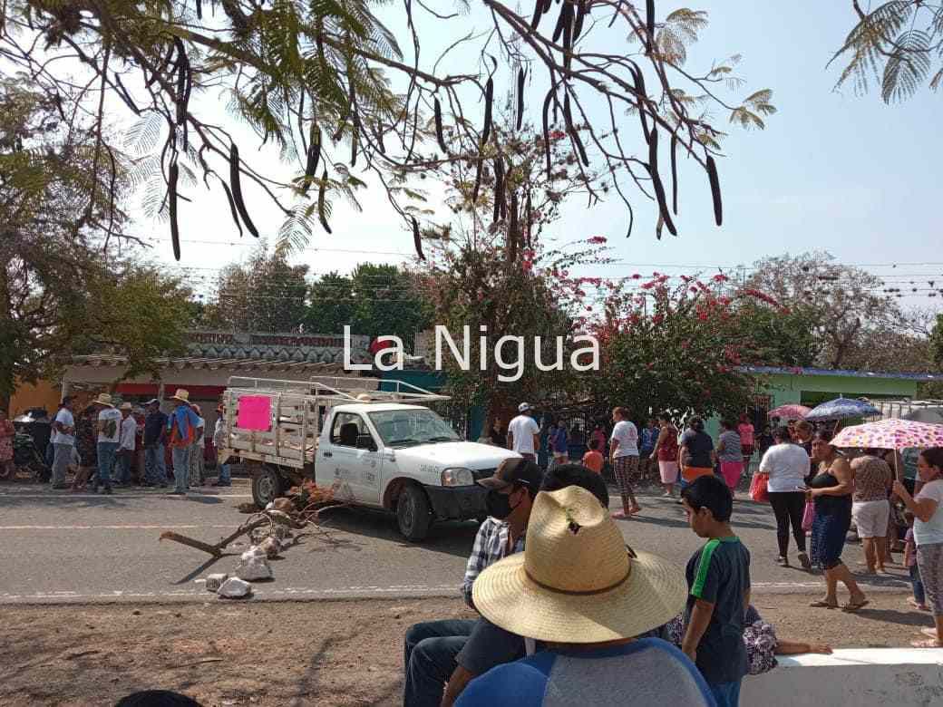 Bloquean carretera Conejos-Huatusco por falta de agua 2 img 20220318 wa00943770071644474000366