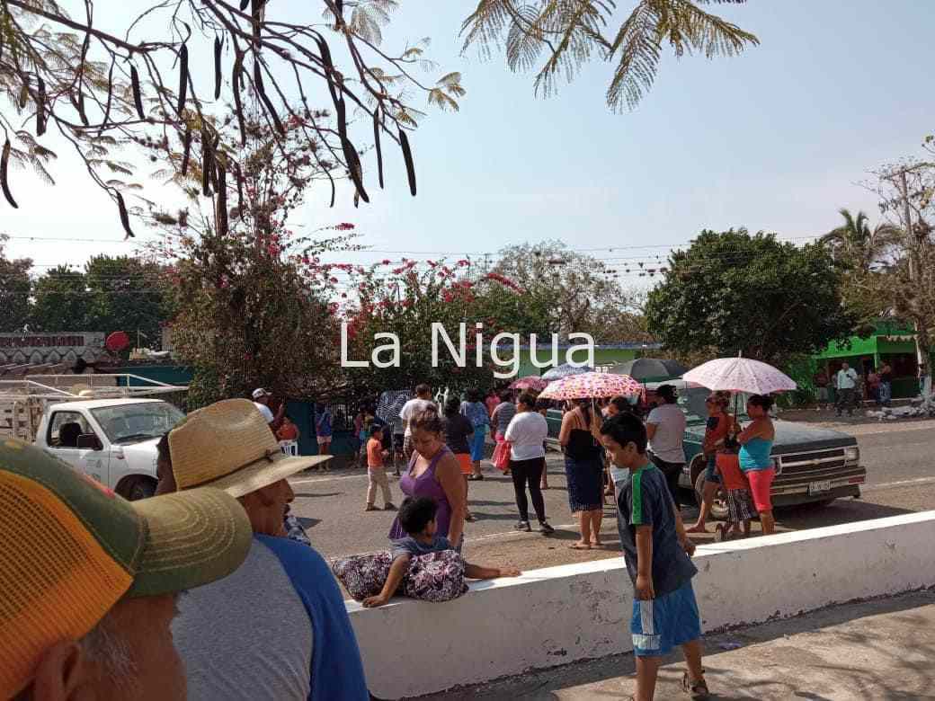 Bloquean carretera Conejos-Huatusco por falta de agua 3 img 20220318 wa00958614928364340144462