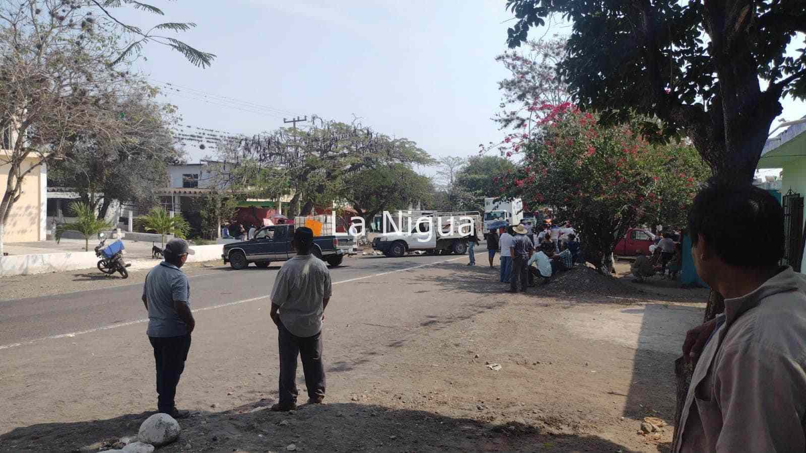 Bloquean carretera Conejos-Huatusco por falta de agua 1 img 20220318 wa00962053878814618842254