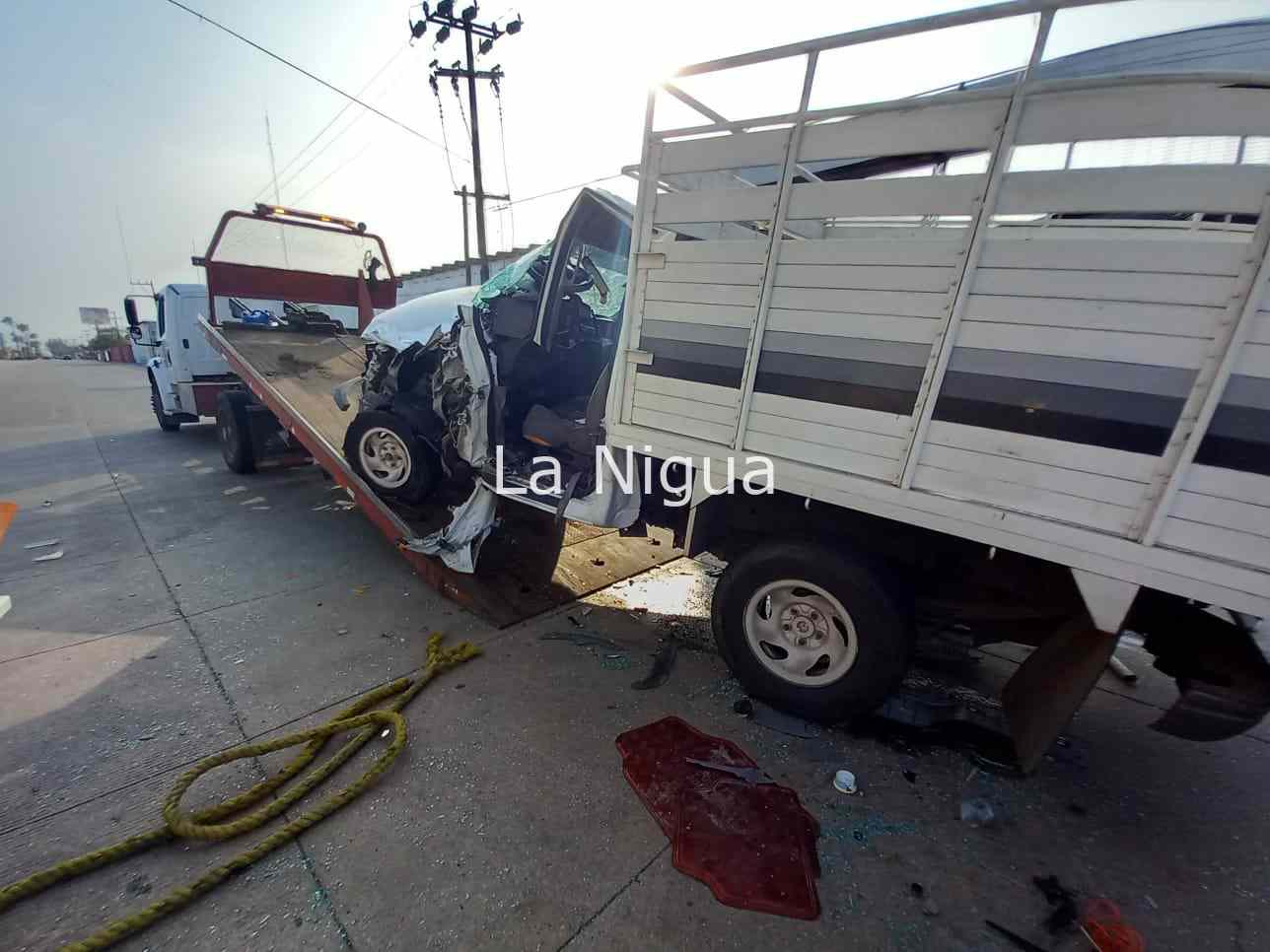 Aparatoso choque en la carretera Transístmica 3 img 20220320 wa00203982183716997167051