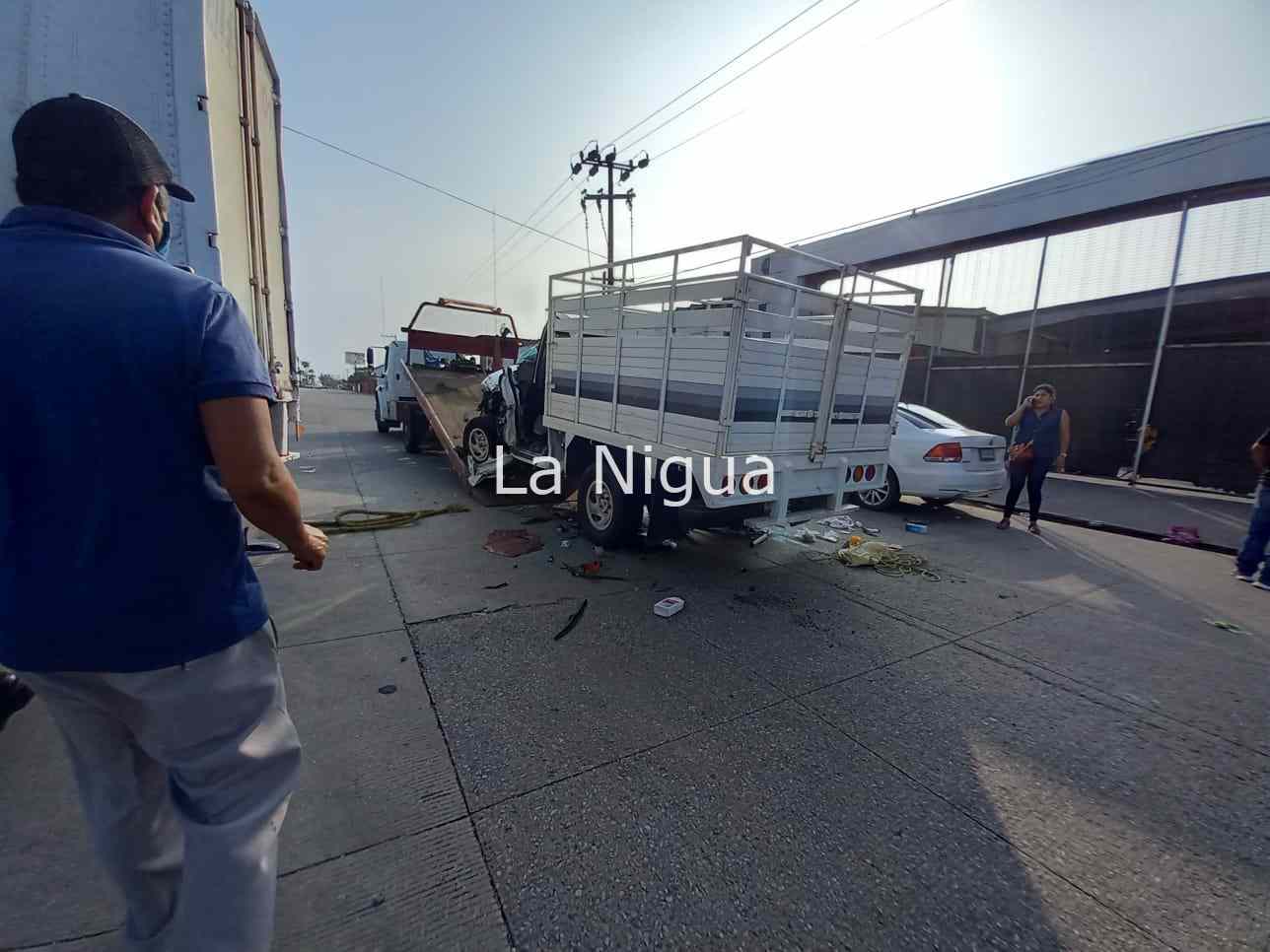 Aparatoso choque en la carretera Transístmica 2 img 20220320 wa00218395595051811657346