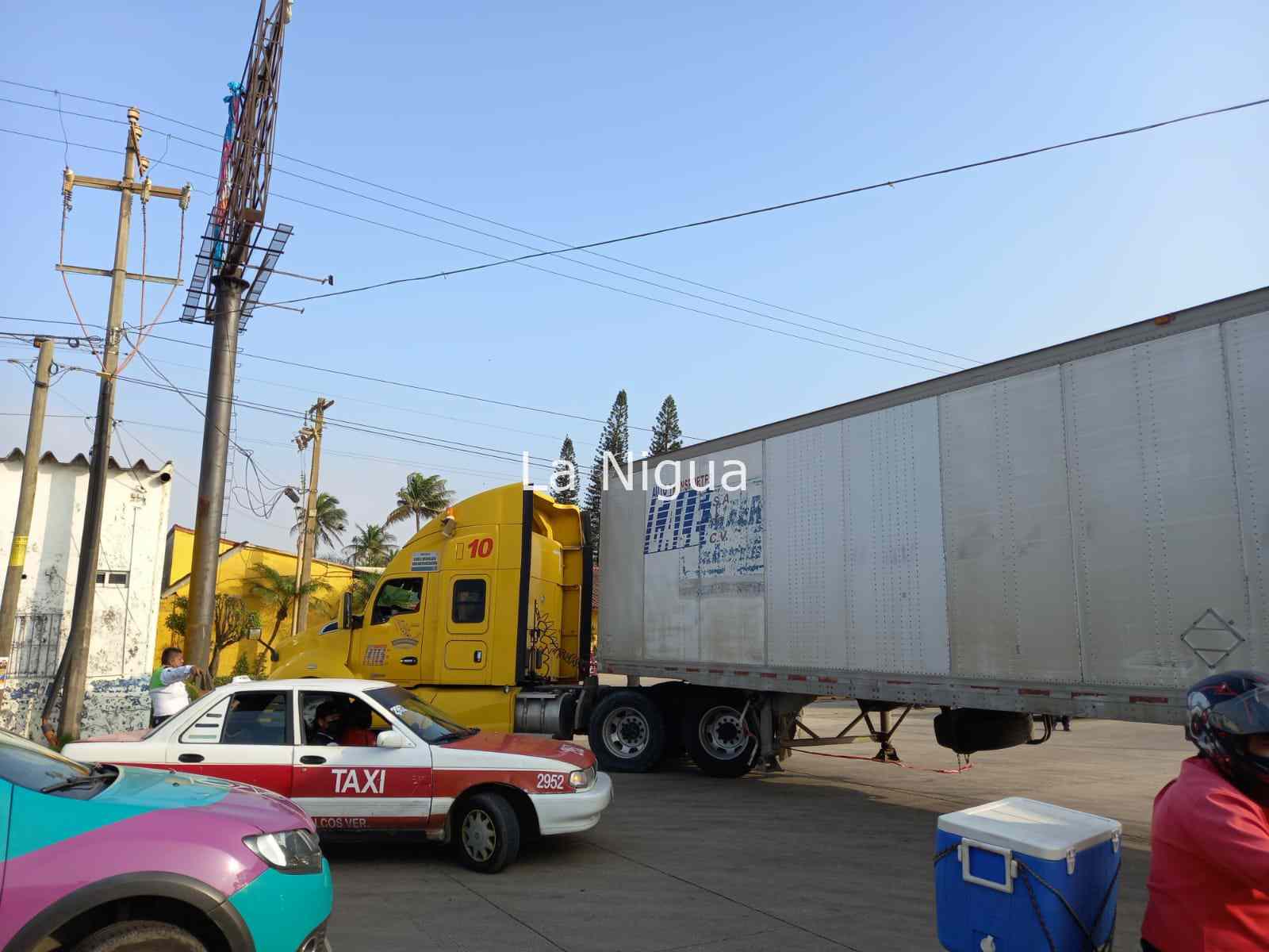 Aparatoso choque en la carretera Transístmica 4 img 20220320 wa0022214010592315706580