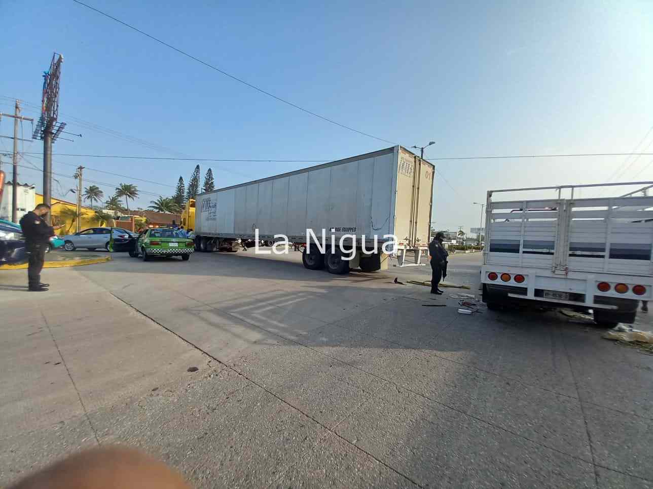 Aparatoso choque en la carretera Transístmica 6 img 20220320 wa00231737816600526059887
