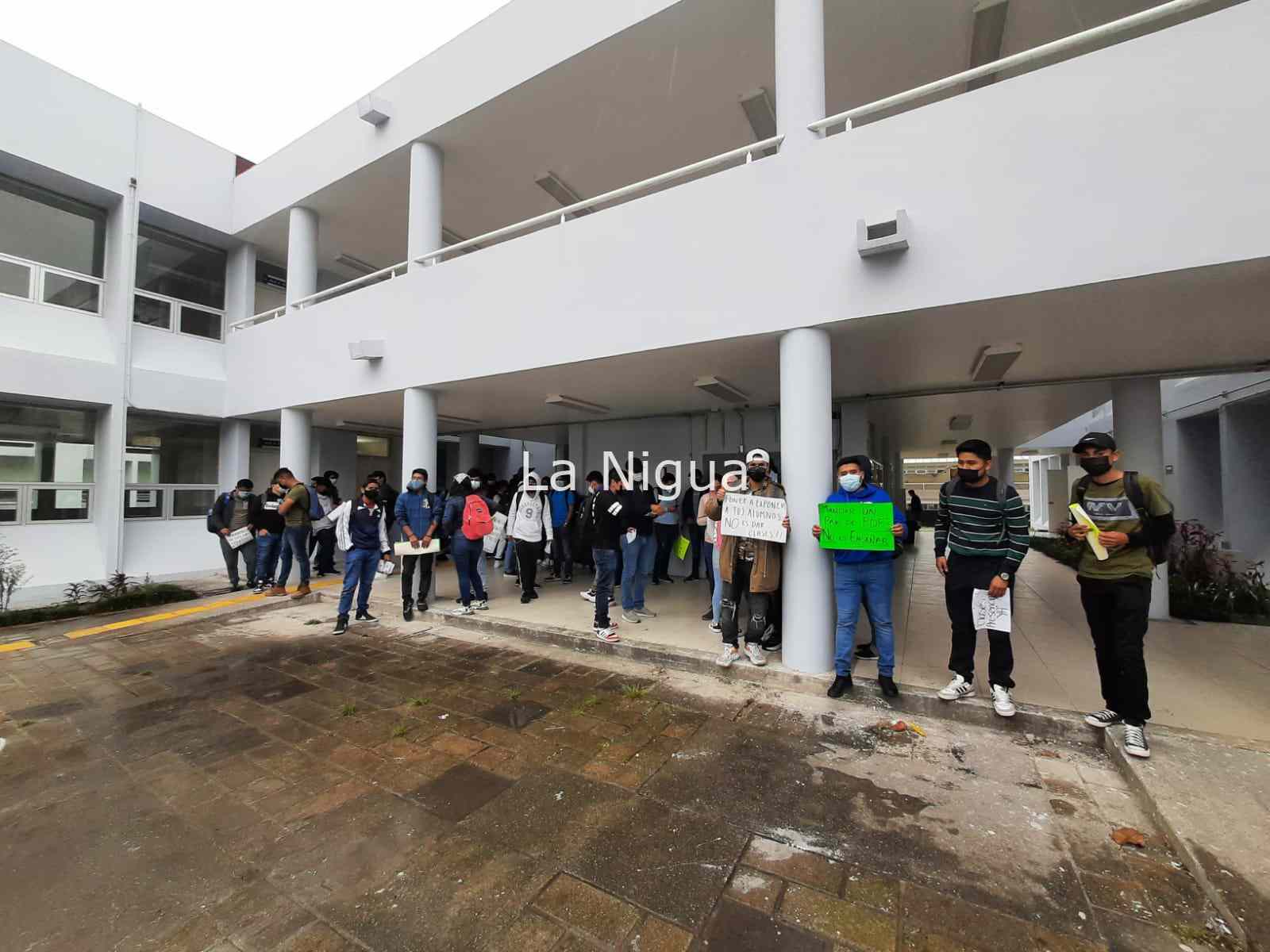 Alumnos de UV exigen clases presenciales 6 img 20220323 wa0026596202703115353941