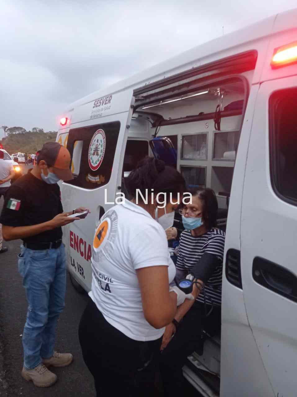 Una intensa movilización de personal y unidades de emergencia en la autopista Totomoxtle a Cardel 5 img 20220324 wa00276770912097969428674