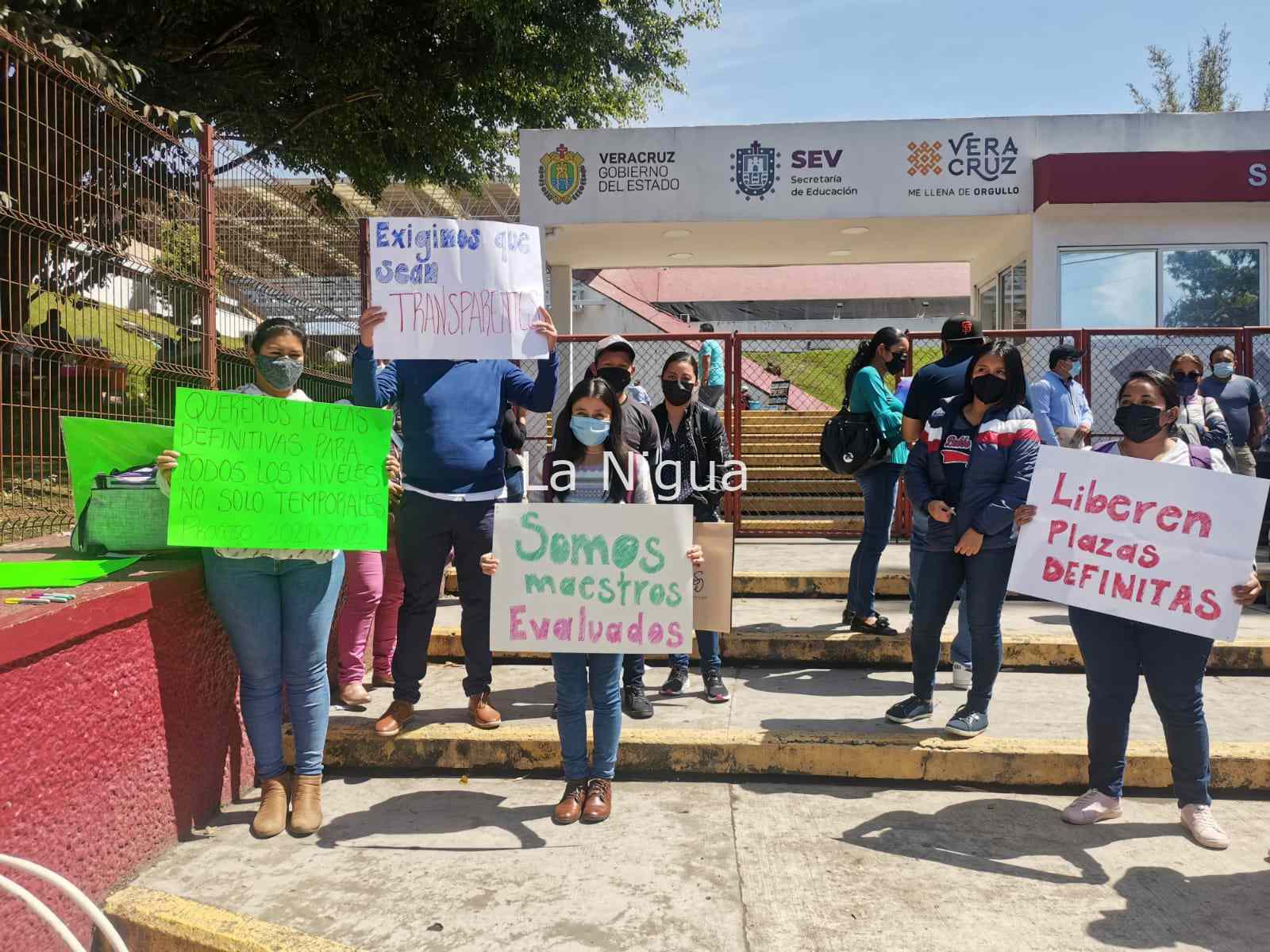 Maestros egresados de la Normales piden plazas fijas 4 img 20220325 wa00259116627473633138359