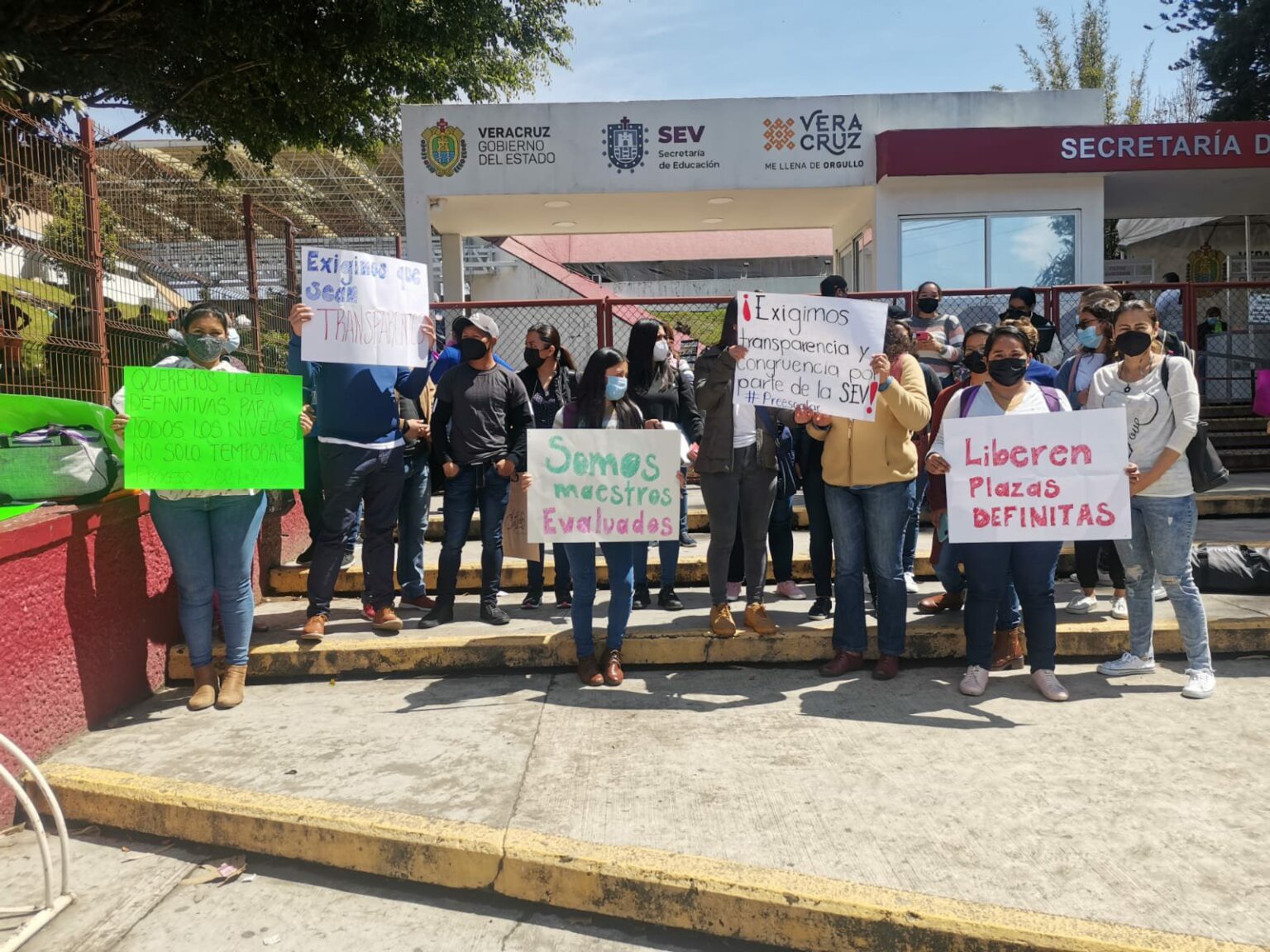 Maestros egresados de la Normales piden plazas fijas