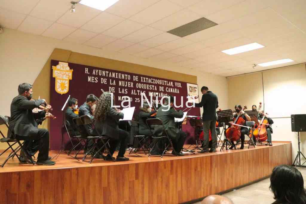 En el Palacio Municipal de Ixtaczoquitlán se realizó un Concierto para conmemorar el Día Naranja