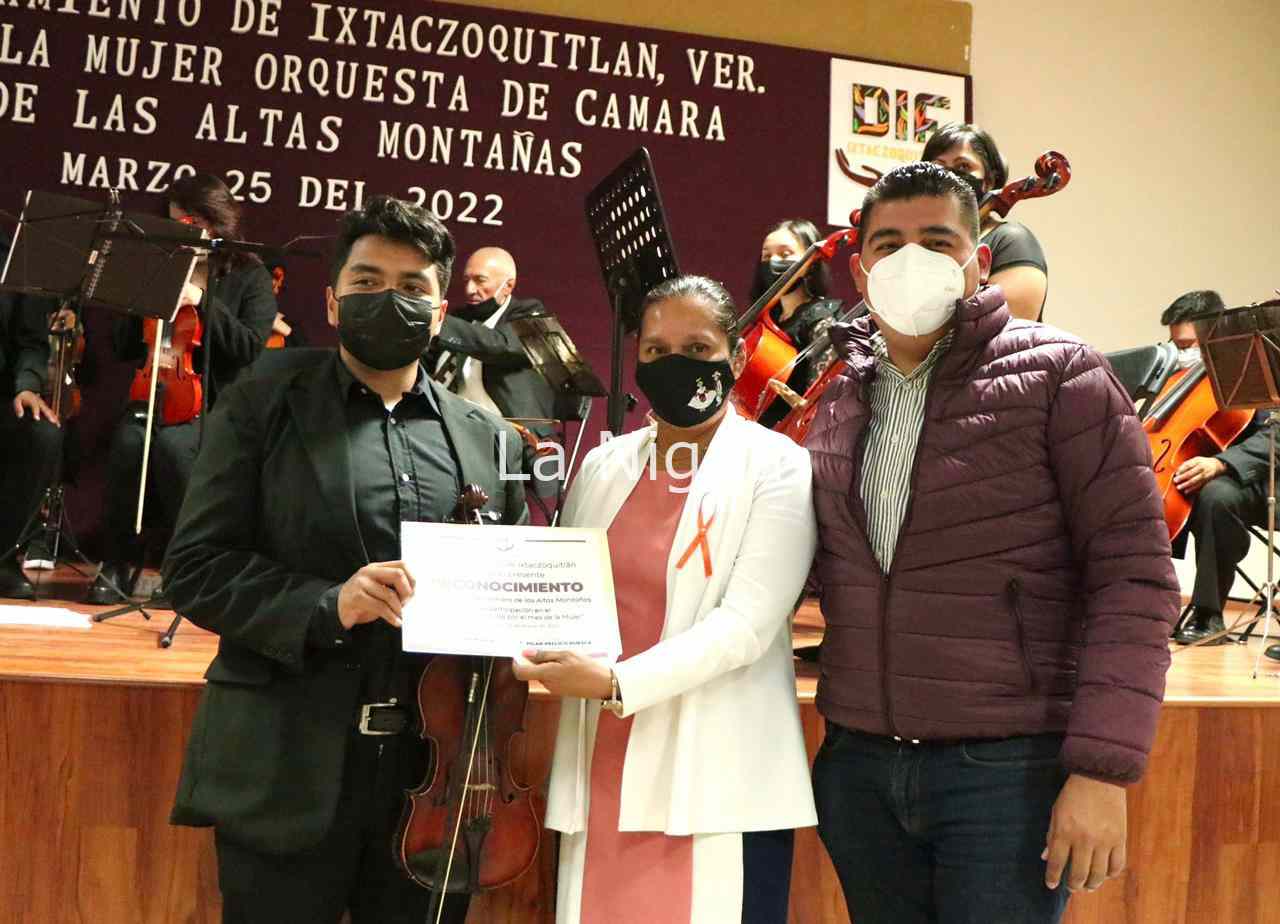 En el Palacio Municipal de Ixtaczoquitlán se realizó un Concierto para conmemorar el Día Naranja 2 img 20220326 wa00646916524266957204253