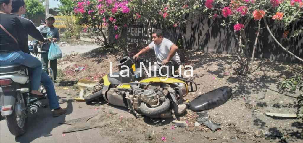 Chocan de frente automóvil y motocicleta