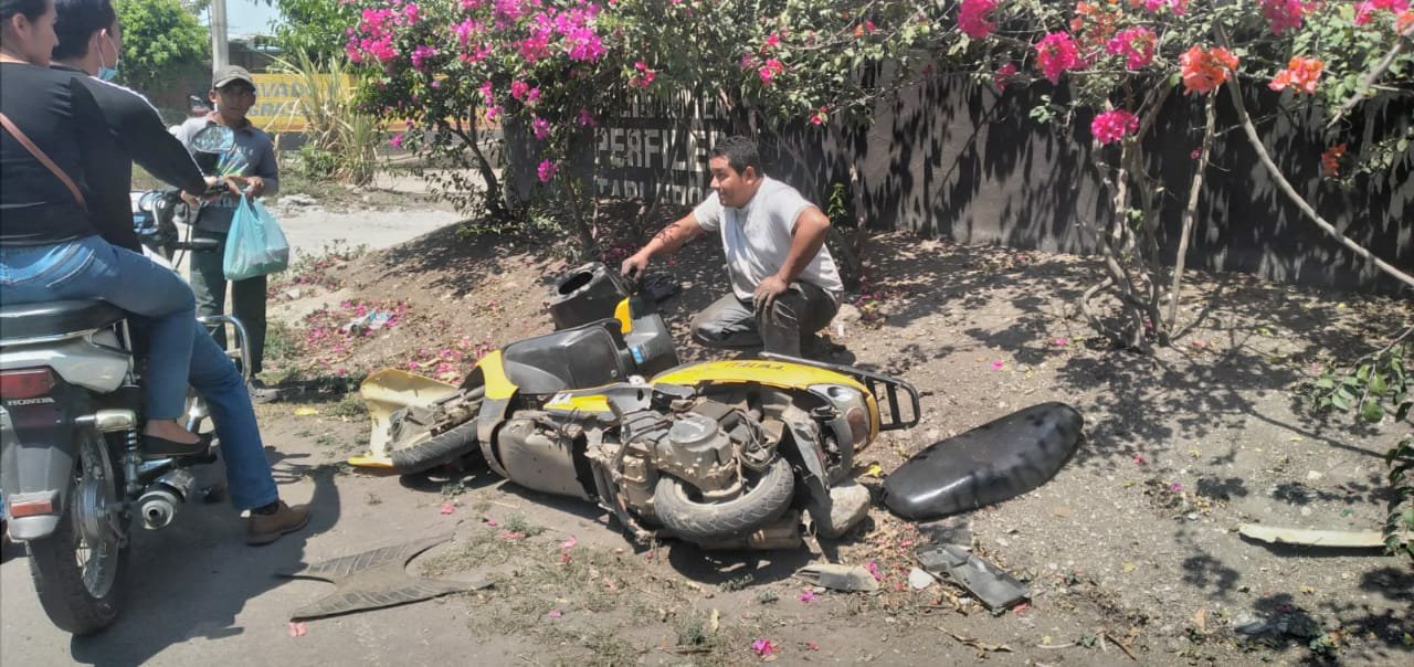 Chocan de frente automóvil y motocicleta 2 img 20220331 wa00676607498284456661500