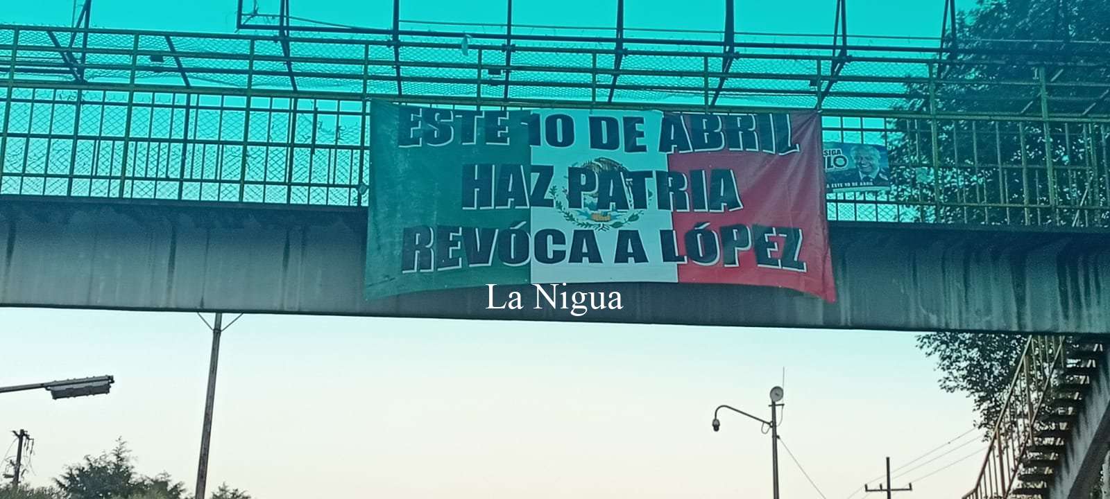 FRENA coloca mantas para pedir a ciudadanos que vote a favor de la revocación de mandato 9 img 20220404 wa00594189578867594738275