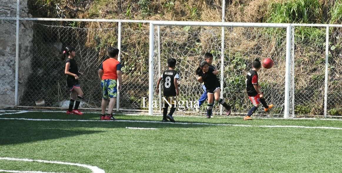 Participan jóvenes en torneo de fútbol sala de Semana Santa 2 img 20220413 wa0050453935899203657198