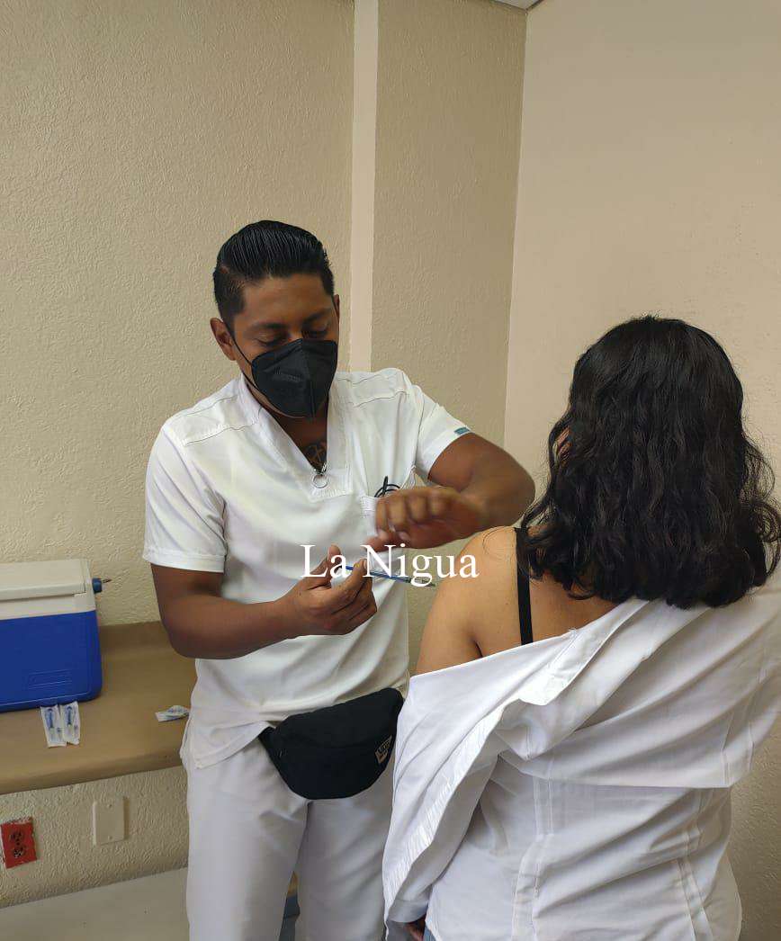 Llevan a cabo IMSS Veracruz Sur y Sector Salud Estatal vacunación intensiva contra COVID-19 en el mes de abril 2 img 20220414 wa00046153421485834332498