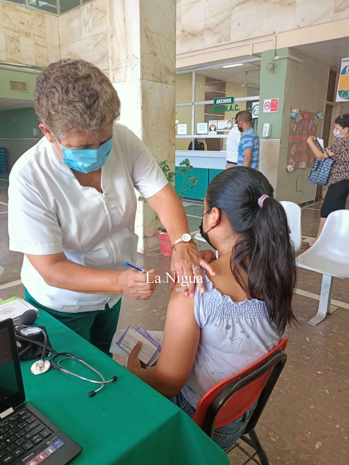 Llevan a cabo IMSS Veracruz Sur y Sector Salud Estatal vacunación intensiva contra COVID-19 en el mes de abril 4 img 20220414 wa00075072418871651401865