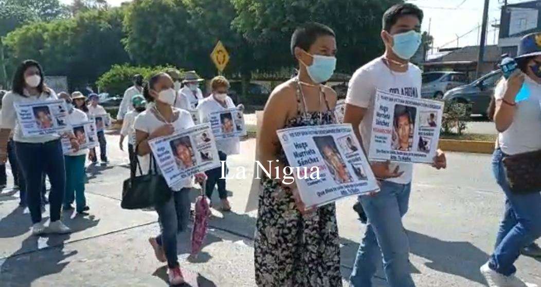 Marcha colectivo Familiares Enlaces Xalapa por Hugo Murrieta Sánchez 3 img 20220416 wa00086369311441616661931