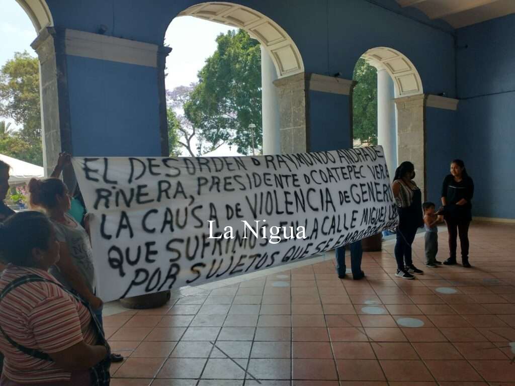 Se manifiesta el FPR en el palacio municipal de Coatepec. 1 img 20220418 wa00376048274735021114270