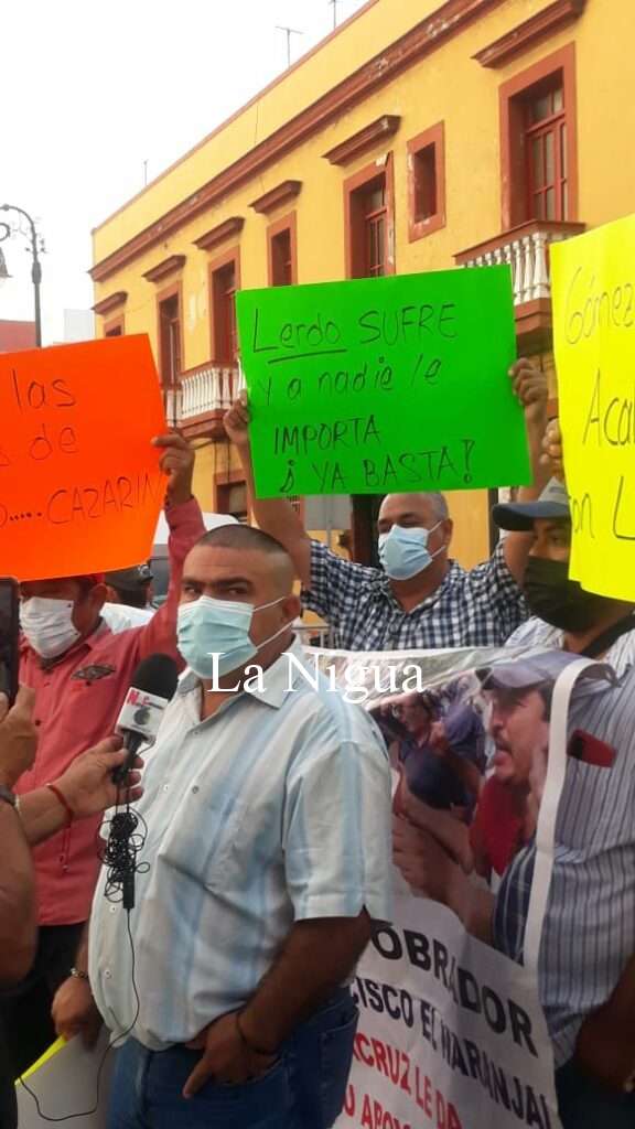 Se manifiestan integrantes de “Por Un Lerdo Mejor” afuera de la mañanera