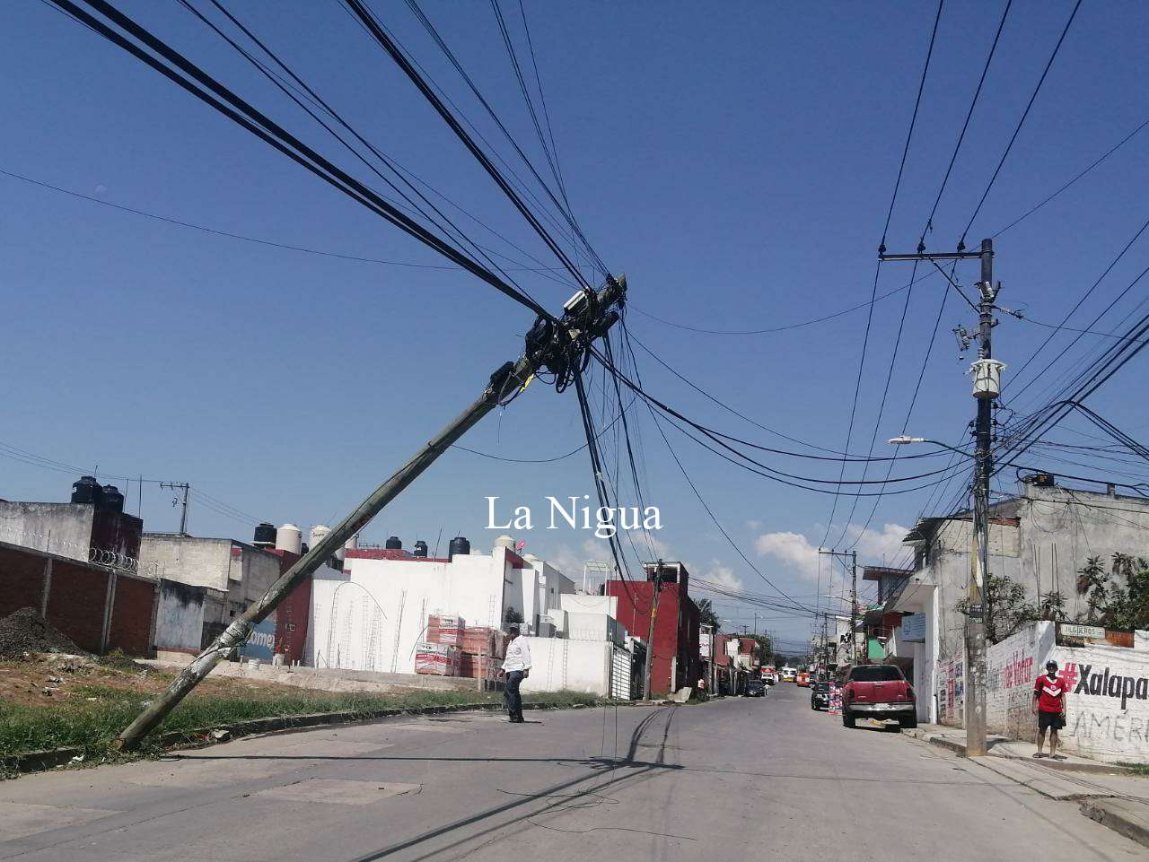 Piden a PC Xalapa que retire poste a punto de caerse 4 img 20220423 wa0018925791588068864118