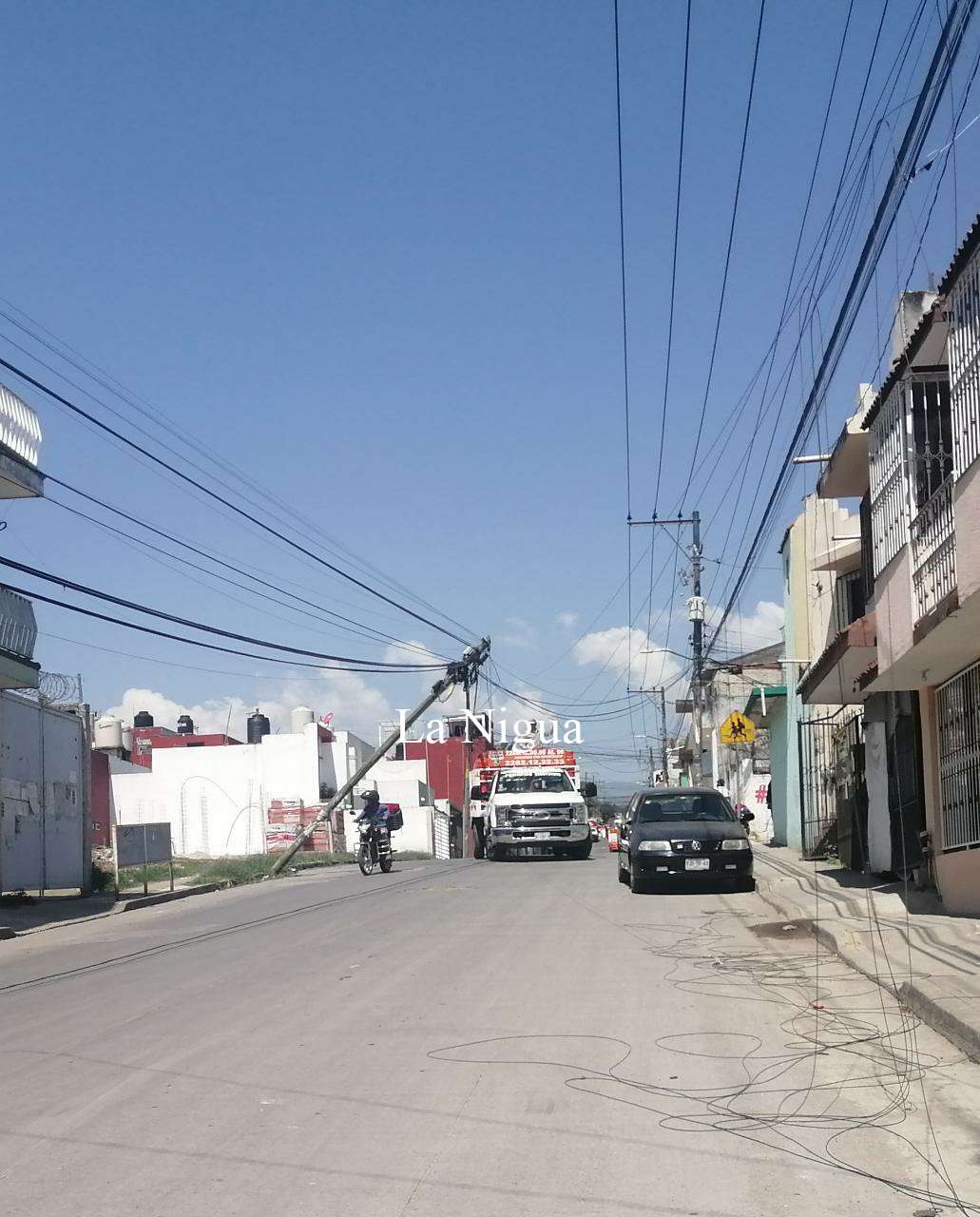 Piden a PC Xalapa que retire poste a punto de caerse 2 img 20220423 wa00197500262279122540176