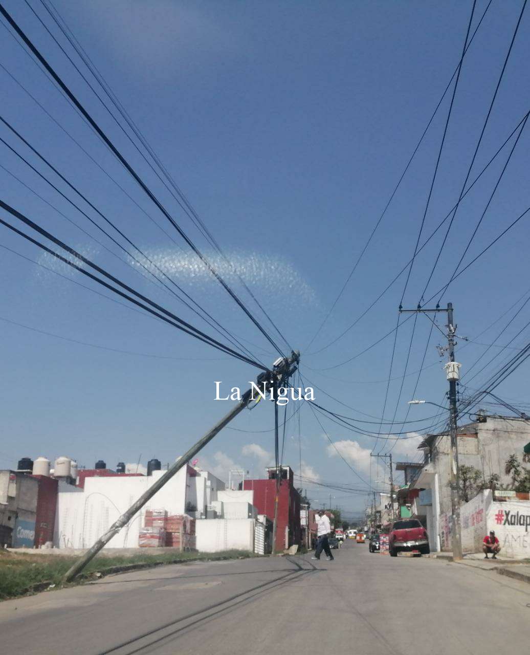 Piden a PC Xalapa que retire poste a punto de caerse 1 img 20220423 wa00203476457846552784792