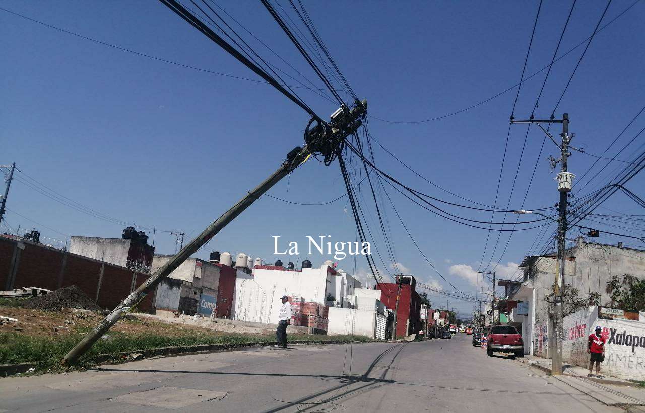 Piden a PC Xalapa que retire poste a punto de caerse 3 img 20220423 wa00218600131997390814575