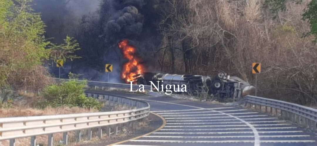 Choca y se incendia pipa cargada de gasolina 3 img 20220424 wa00064259577850146089727