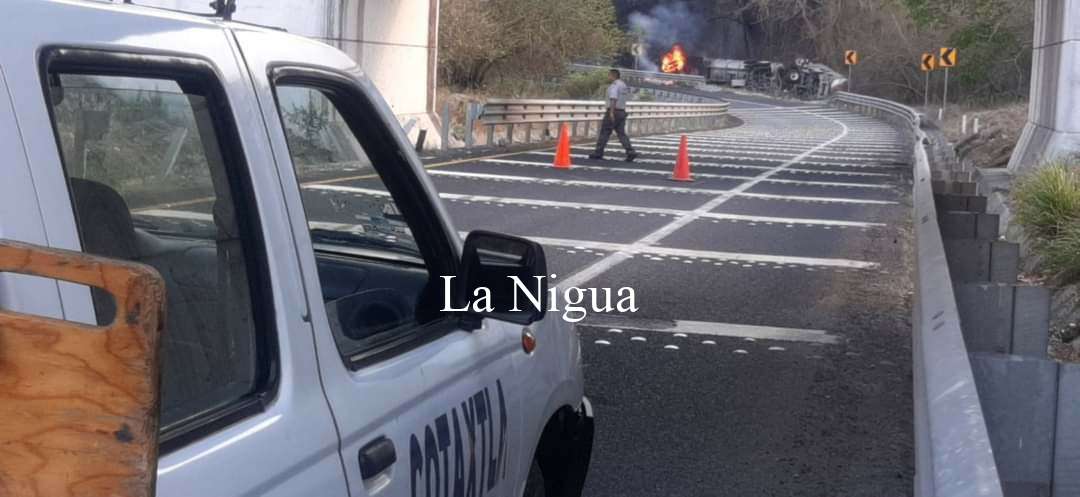 Choca y se incendia pipa cargada de gasolina 5 img 20220424 wa00081438043568450058174