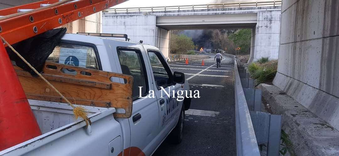 Choca y se incendia pipa cargada de gasolina 1 img 20220424 wa00095278058532278256432
