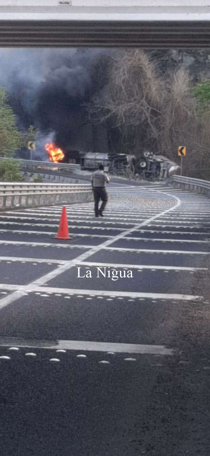 Choca y se incendia pipa cargada de gasolina 2 img 20220424 wa00107523498858572158837
