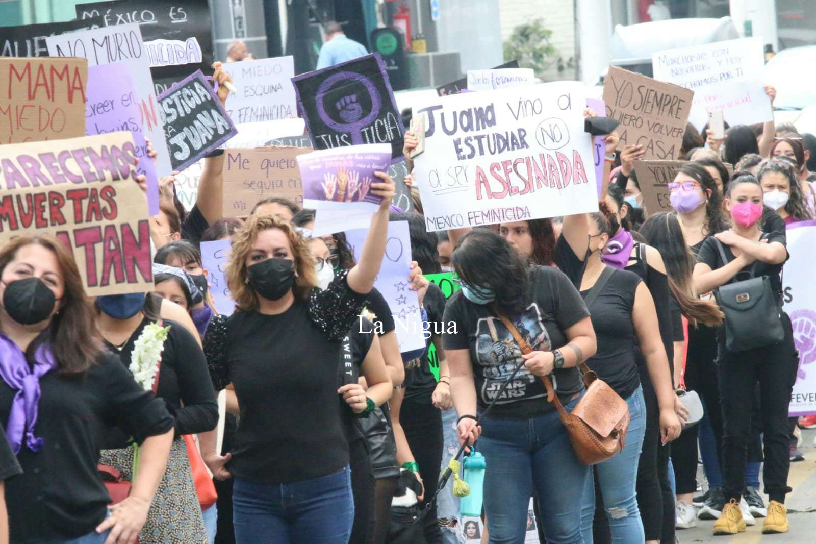 Se manifiestan mujeres en Xalapa, exigen justicia para las desaparecidas y las asesinadas 5 img 20220425 wa00262397085648502446635
