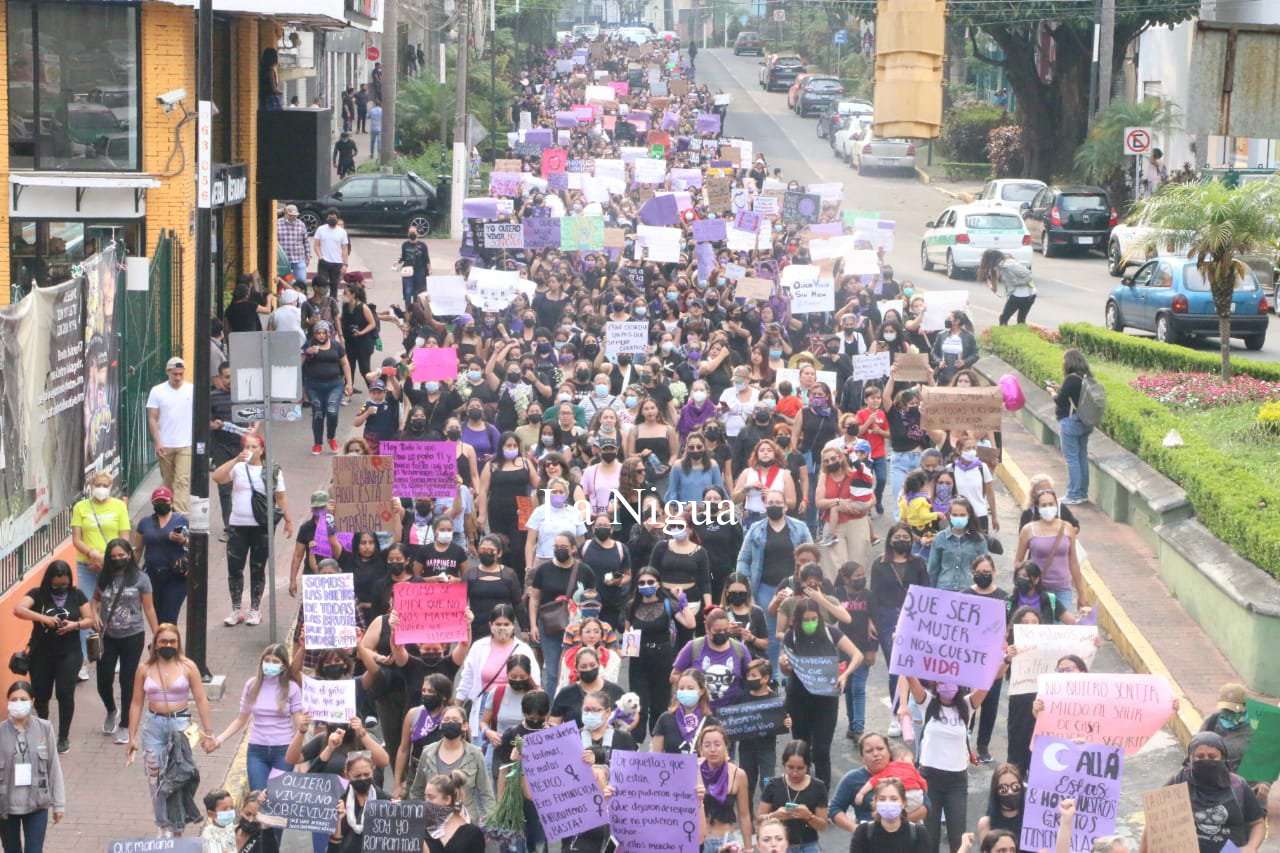 Se manifiestan mujeres en Xalapa, exigen justicia para las desaparecidas y las asesinadas 4 img 20220425 wa00277361812350155974923