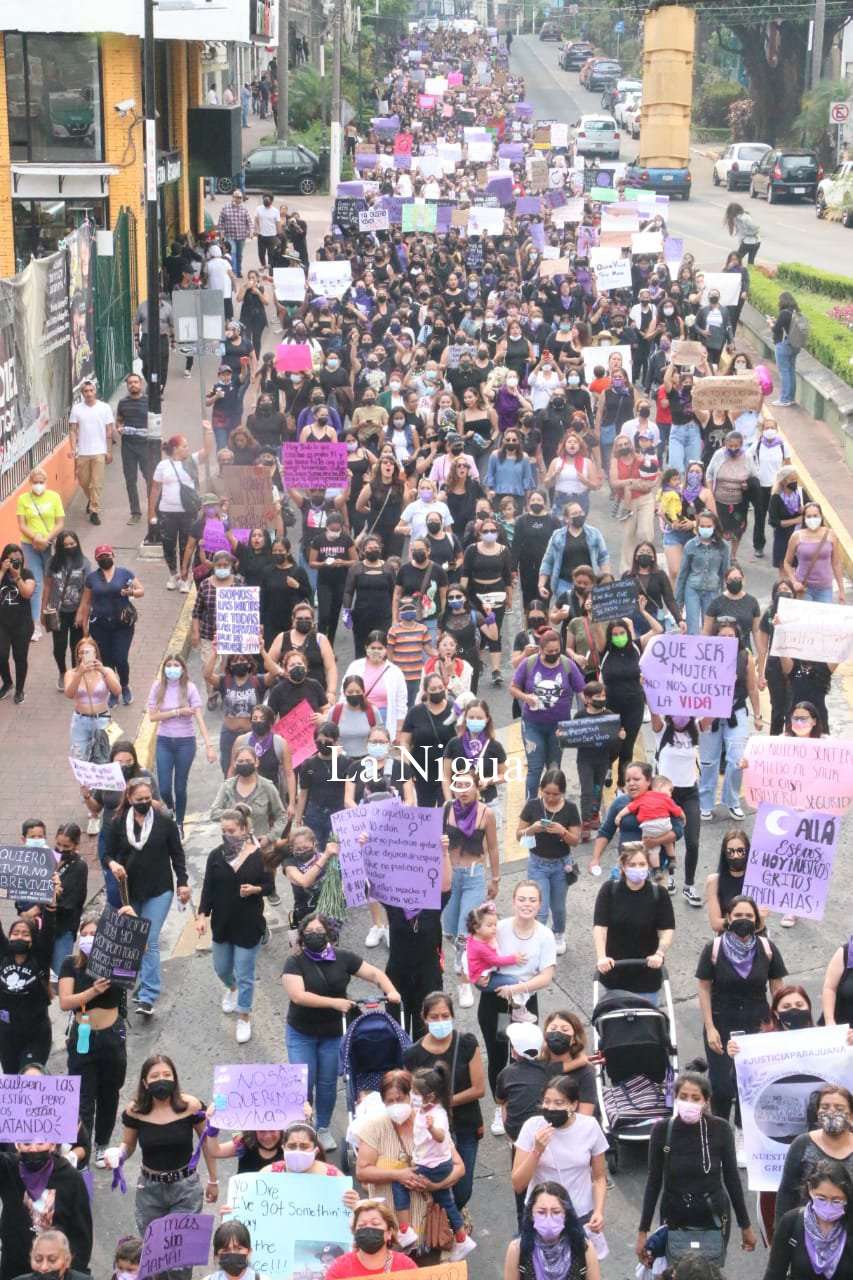 Se manifiestan mujeres en Xalapa, exigen justicia para las desaparecidas y las asesinadas 3 img 20220425 wa00284799267357708770593