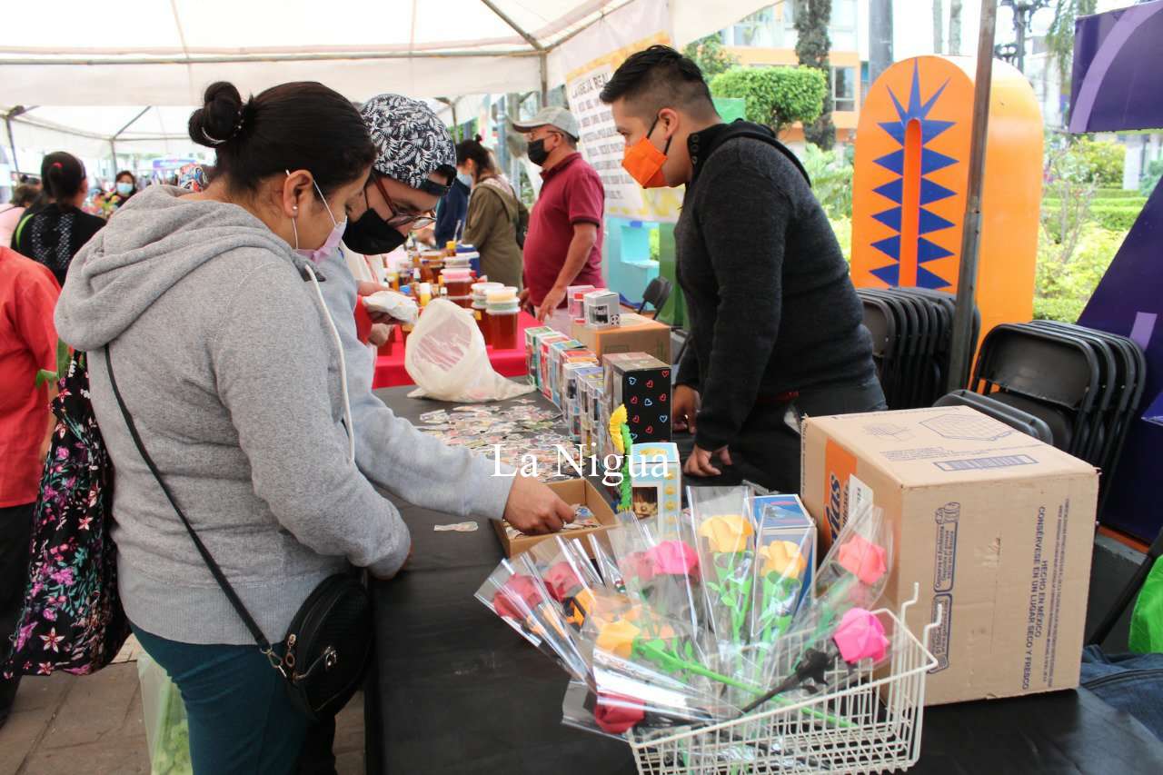 Mujeres emprendedoras muestran sus artesanías 2 img 20220426 wa00272666254898118485845
