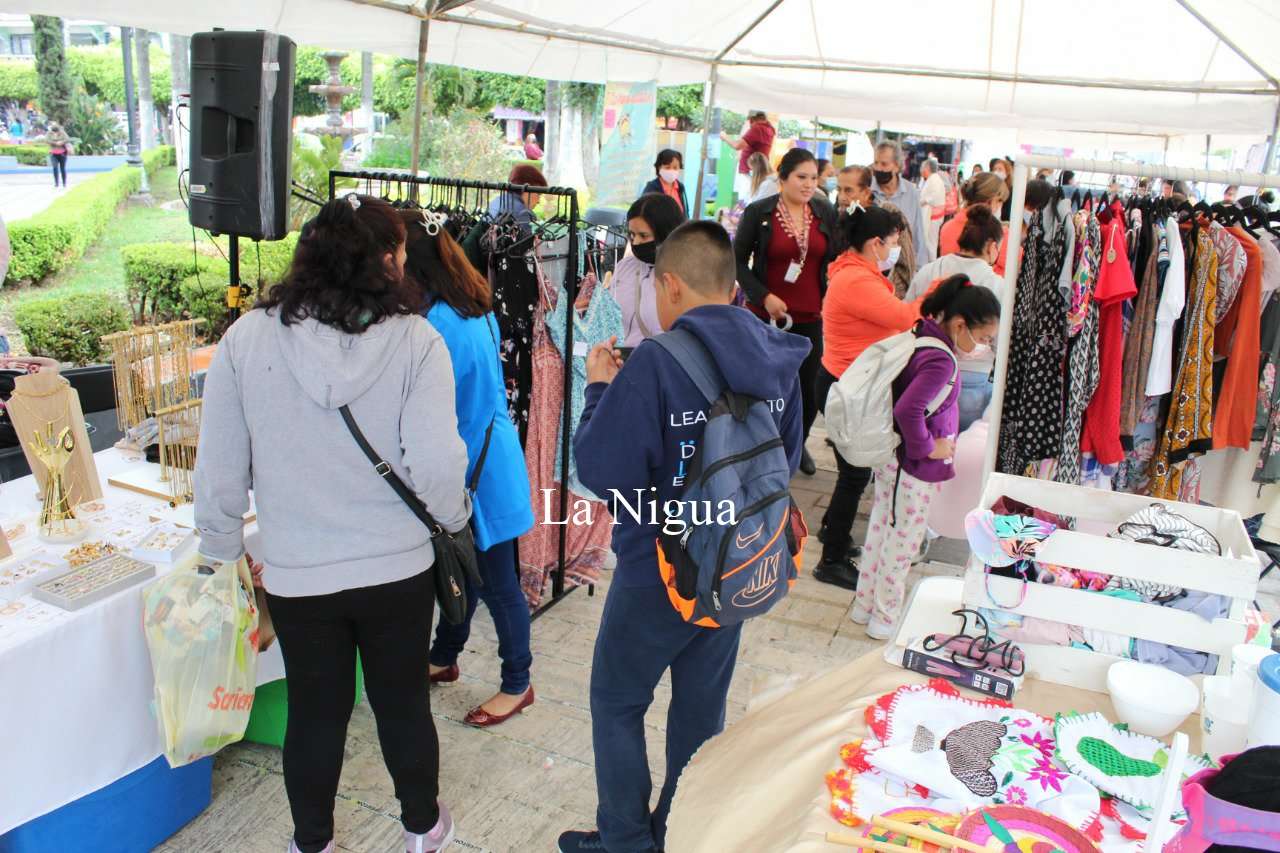 Mujeres emprendedoras muestran sus artesanías 5 img 20220426 wa00304784765054089864641
