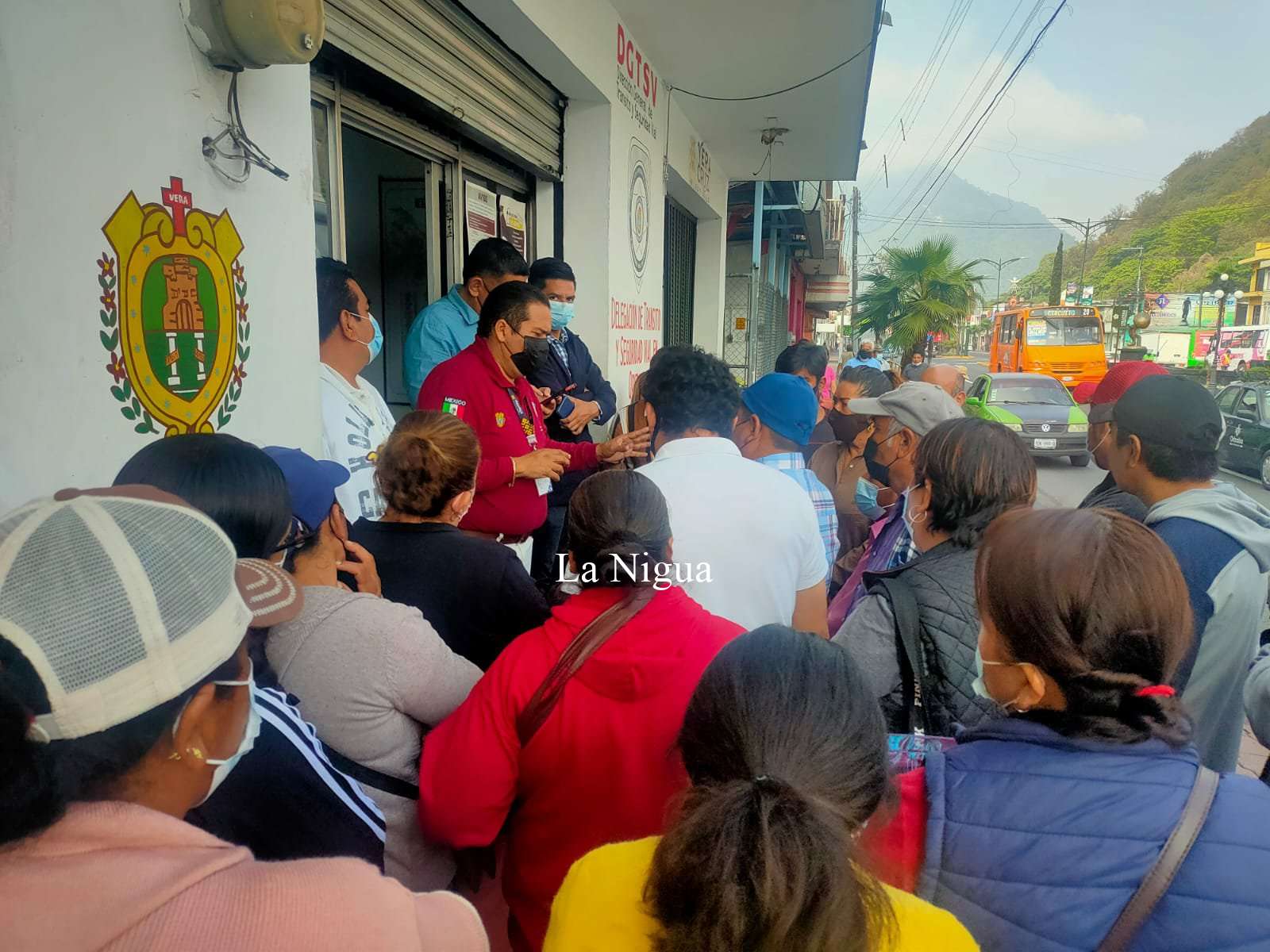 Piden artesanos que no se muevan paradas de AU de circunvalación en Orizaba 1 img 20220430 wa00104803545085295412363