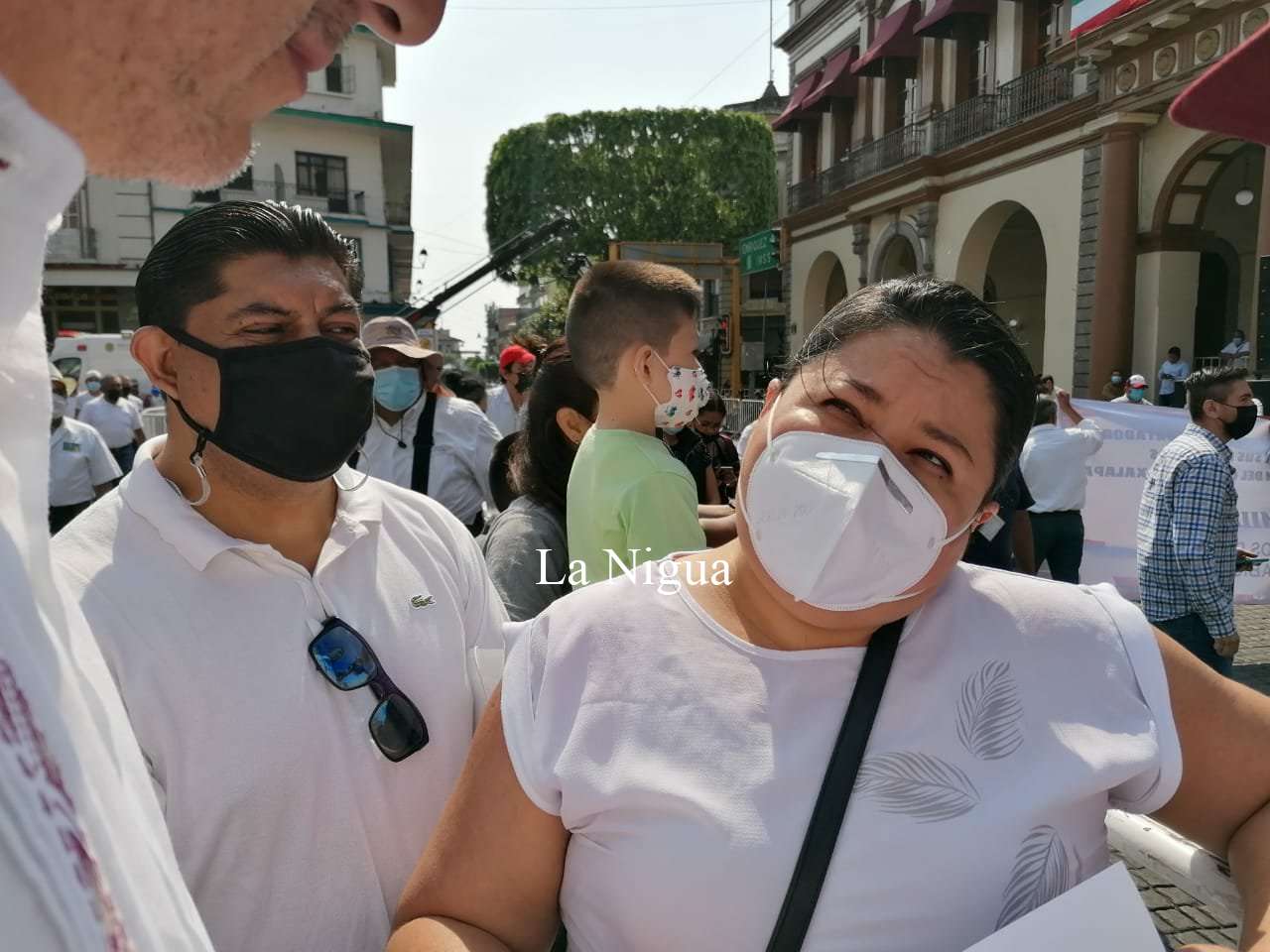 Se manifiesta maestra durante desfile del Día del Trabajo 2 img 20220501 wa00151919782149518952242