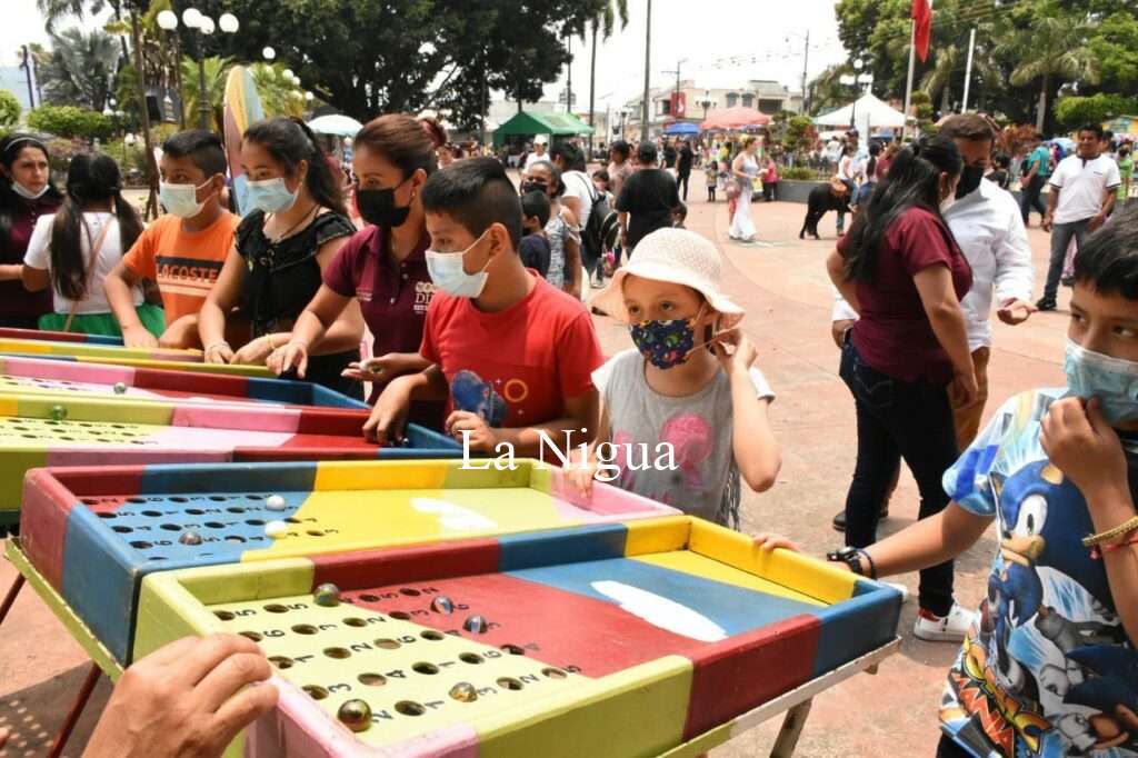 Disfrutan cientos de niños festival del Día del Niño
